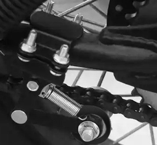 Tensor instalado en el basculante de una moto
