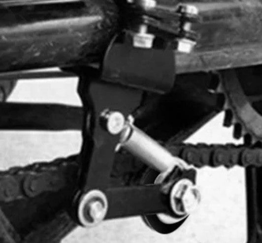 Tensor negro instalado bajo la cadena