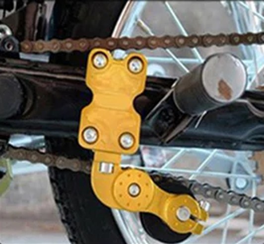 Tensor instalado en el basculante de una moto